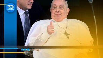 El Papa apareció en silla de ruedas. (EFE)